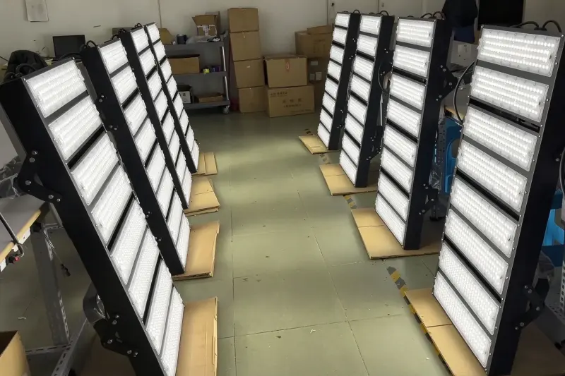 2000W LED ফ্লাডলাইটের 8 সেট টোগোতে পাঠানো হয়েছে